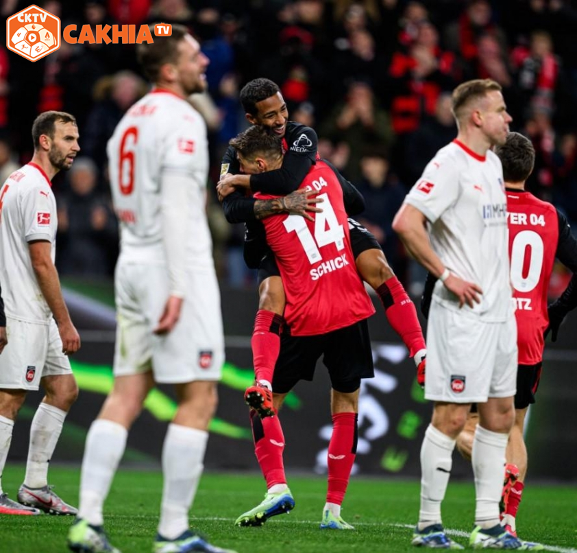 Patrik Schick lập hattrick, giúp Leverkusen ngược dòng thành công.