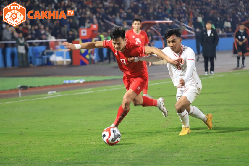 Hồ Tấn Tài tranh chấp bóng với cầu thủ Indonesia ở vòng bảng AFF Cup