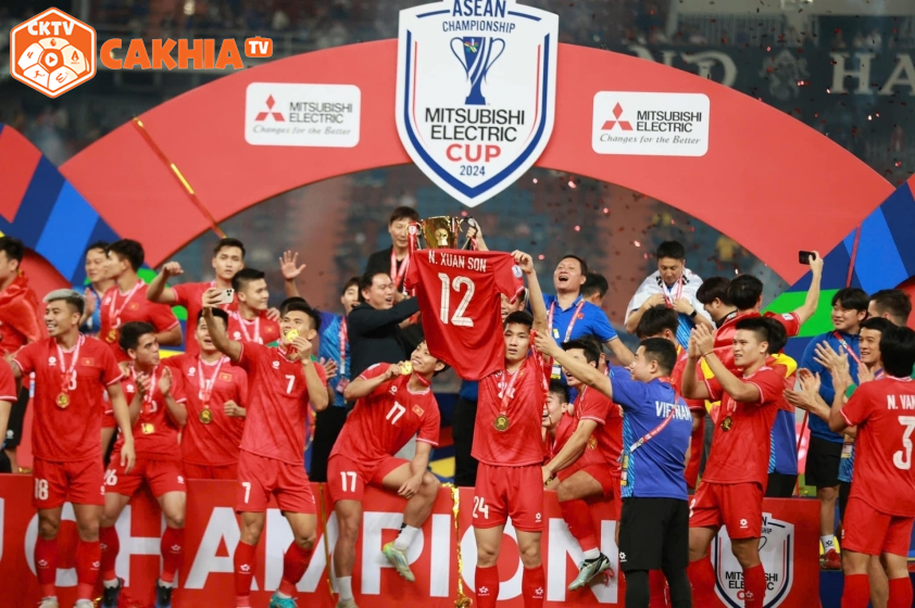 ĐT Việt Nam nâng cúp vô địch AFF Cup ngay tại Rajamangala