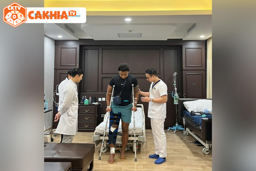 Các bác sĩ hé lộ Xuân Son có thể thi đấu trở lại sau 6 tháng nữa (Ảnh: Vinmec)