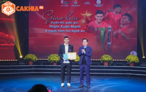 "Hậu vệ ĐT Việt Nam thể hiện tấm lòng nhân ái qua hành động đáng ngưỡng mộ"