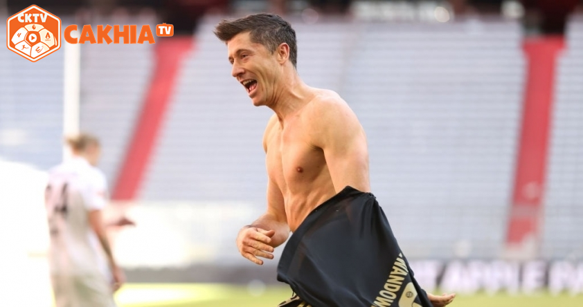 Lewandowski xô đổ kỷ lục của huyền thoại Gerd Muller. Ảnh: Getty