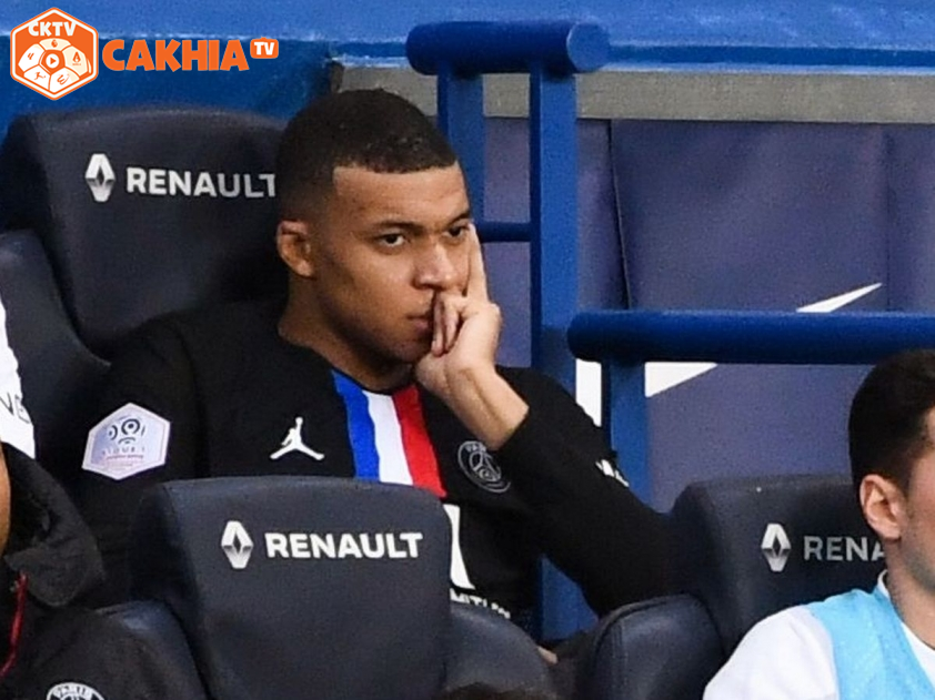 Mbappe hẳn đang vô cùng tức khi kế hoạch đẩy Neymar đi không thành lại còn bị BLĐ PSG coi ngang hàng với siêu sao người Brazil. Ảnh: internet