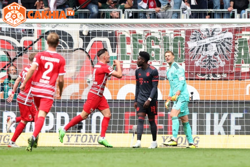 Berisha mở tỷ số cho Augsburg. Ảnh: GETTY