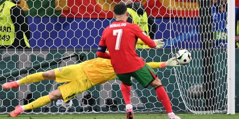Ronaldo thay đổi thế nào khi sút luân lưu hạ Slovenia